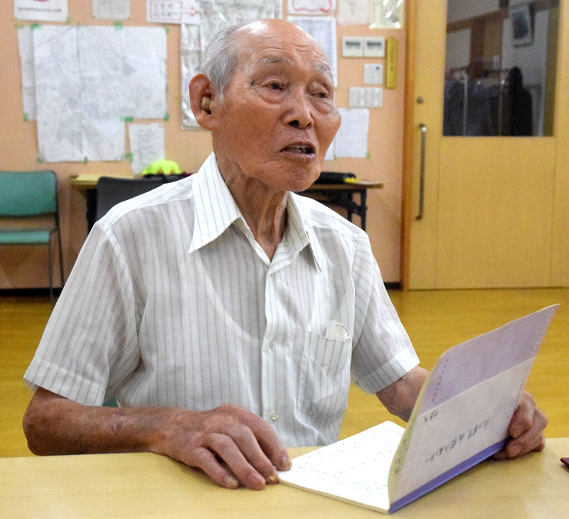 軍歴をまとめたノートを手に従軍中の思い出を語る中島さん=柏市