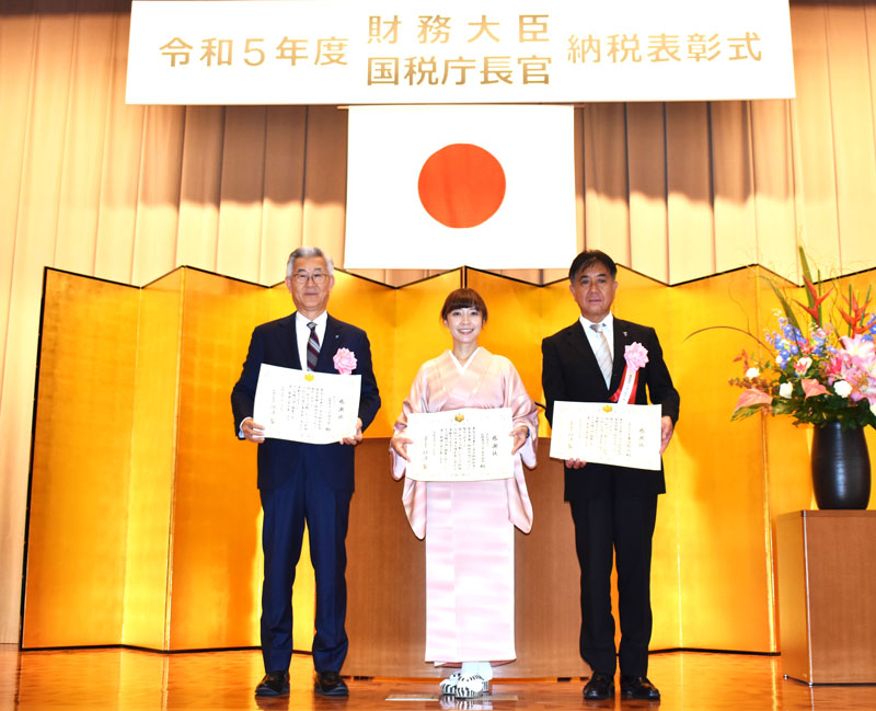 国税庁長官感謝状を贈られた団体代表者（左から山梨県法人会連合会の関光良会長、札幌東法人会青年部会の池田靖子副部会長、千葉日報社の中元広之社長）