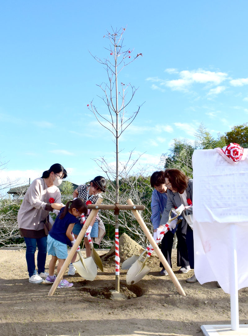 ハナミズキを植樹するオーナーたち＝睦沢町