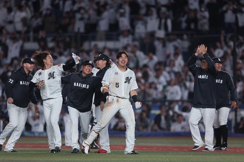 １０月１６日のホークス戦で延長十回にサヨナラ打を放ち、喜ぶ安田（５）。左隣は笑顔の吉井監督