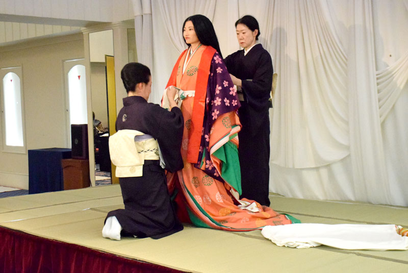 来場者の注目を集めた十二単の着装実演＝５日、旭市