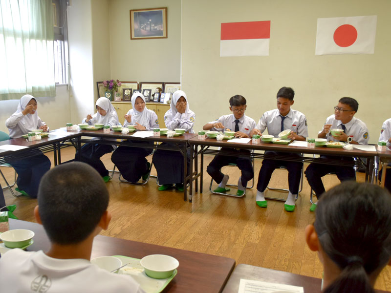生徒会メンバー(手前)とともにハラル給食を楽しむインドネシアの中学生=八街市の八街北中