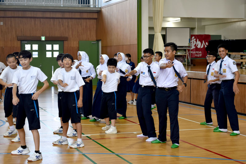 来日を歓迎して披露されたソーラン節にインドネシアの中学生も飛び入り参加