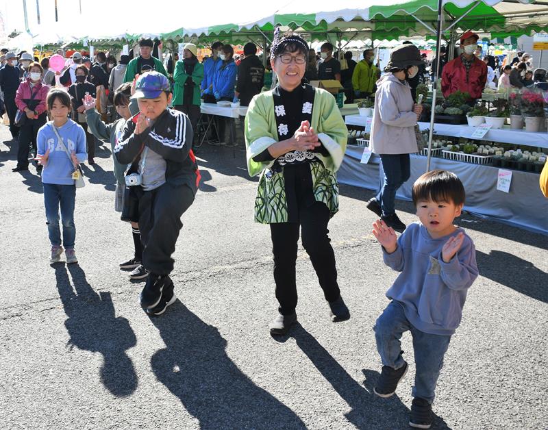 中沢麦つき踊りを披露した保存会メンバーと子どもたち=富里市