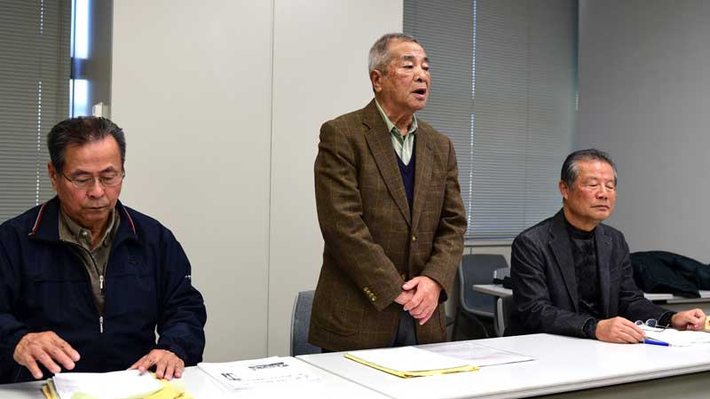 千葉県に声明文を提出後、記者会見する久留里線と地域を守る会の三浦代表(中央)ら=22日、県庁