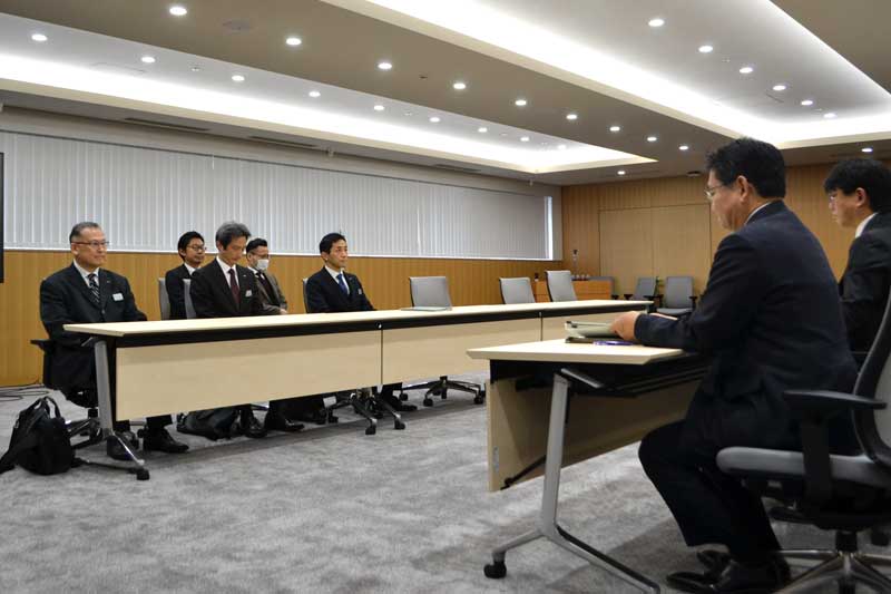 神谷俊一市長(手前)に説明を行ったJR千葉支社の土沢壇支社長(左)ら=28日午前10時ごろ、千葉市役所