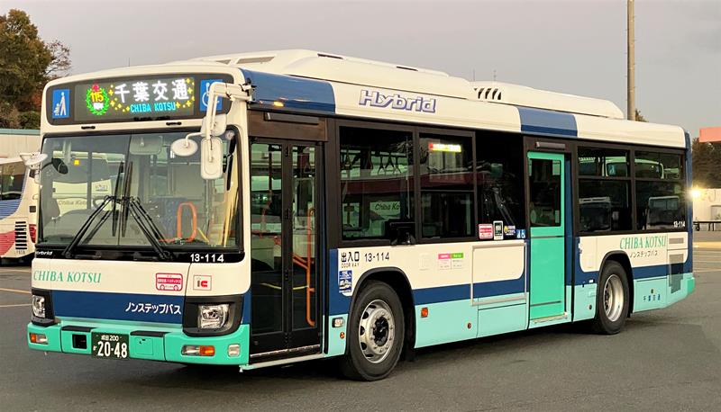 新たに導入したハイブリッドバス（千葉交通提供）