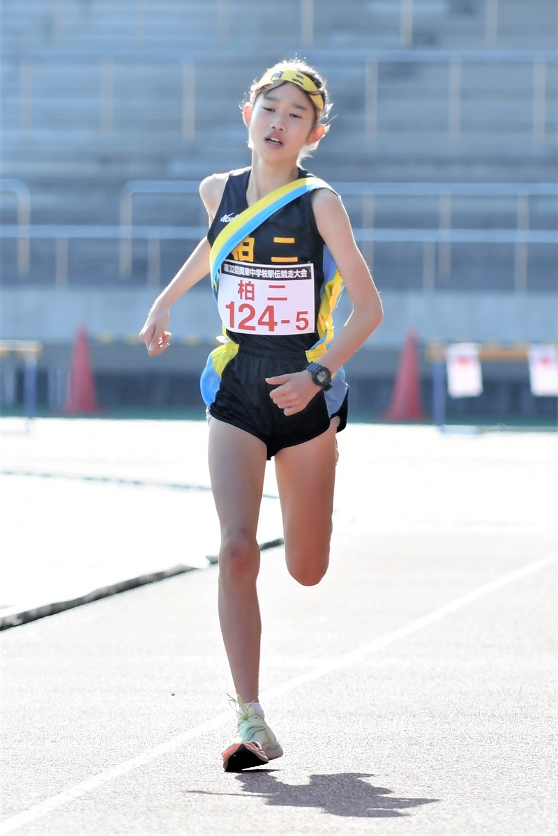 女子4位でゴールする柏二のアンカー今井ひより