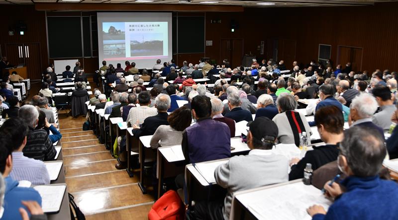 里見氏研究会が初めて開いた特別講演会。会場があふれるほど聴講者が訪れた=2日、千葉市稲毛区