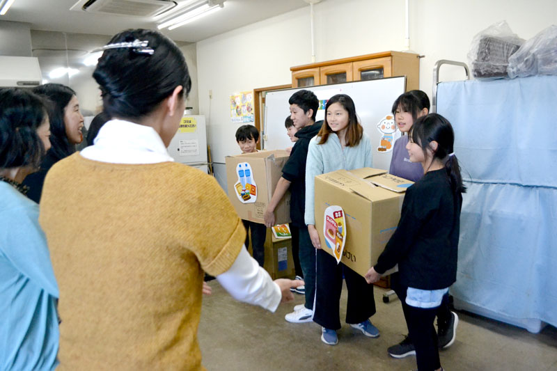 コープ八千代店に校内で集めた食品を持ち込む八千代市立大和田西小の児童たち
