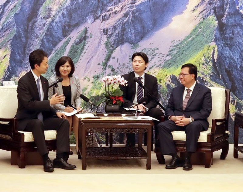 鄭副院長(右)と会談する熊谷知事=県庁提供