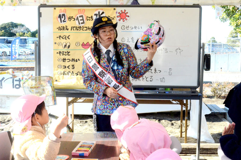 園児にヘルメットの重要性を伝える一日署長のバルサミコヤスさん