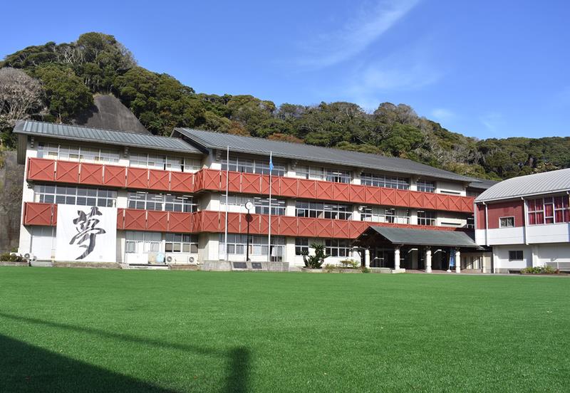 4月に開校した「成美学園高校」=勝浦市