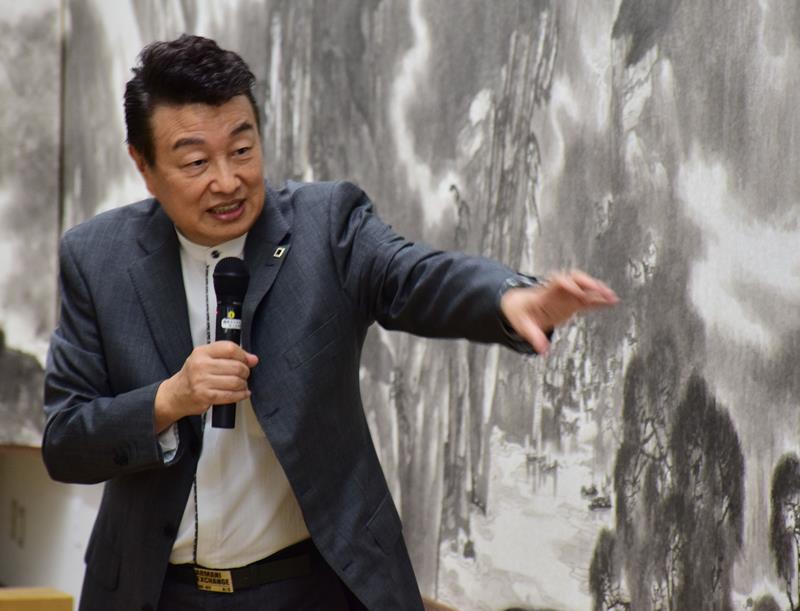 作品を解説する王子江さん
