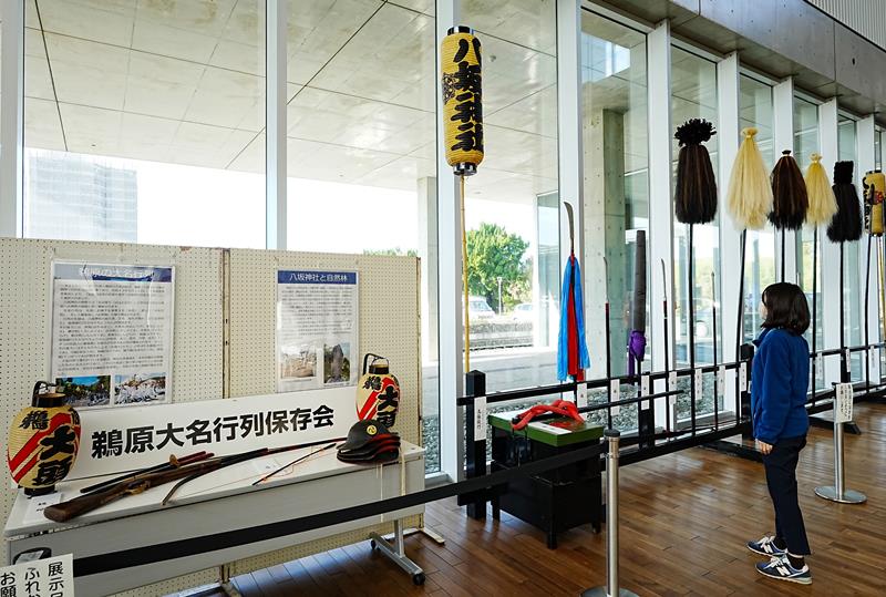 毛やりなどの式具が並ぶ「鵜原の大名行列展」=勝浦市芸術文化交流センター・キュステ