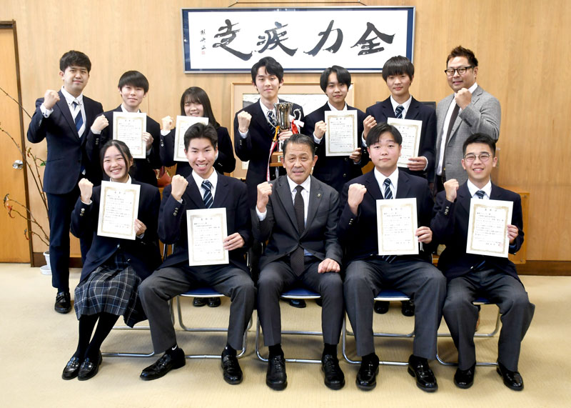 5大会連続の最優秀賞受賞を報告した富里高ジャズオーケストラ部の生徒たち=富里市役所