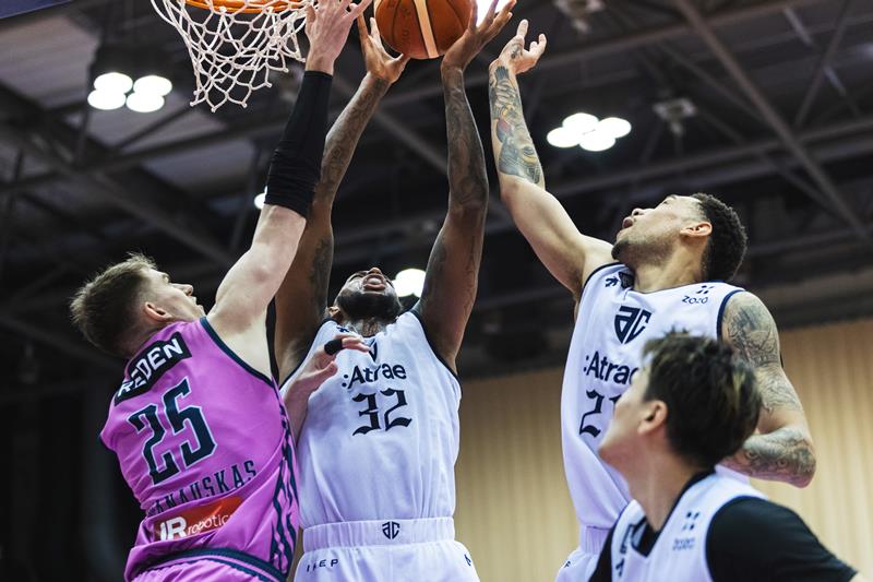 福島戦でゴール下で競り合うA千葉のパードン(左から2人目)とアシュリー(同3人目)=20日、宝来屋郡山総合体育館(Bリーグ提供)