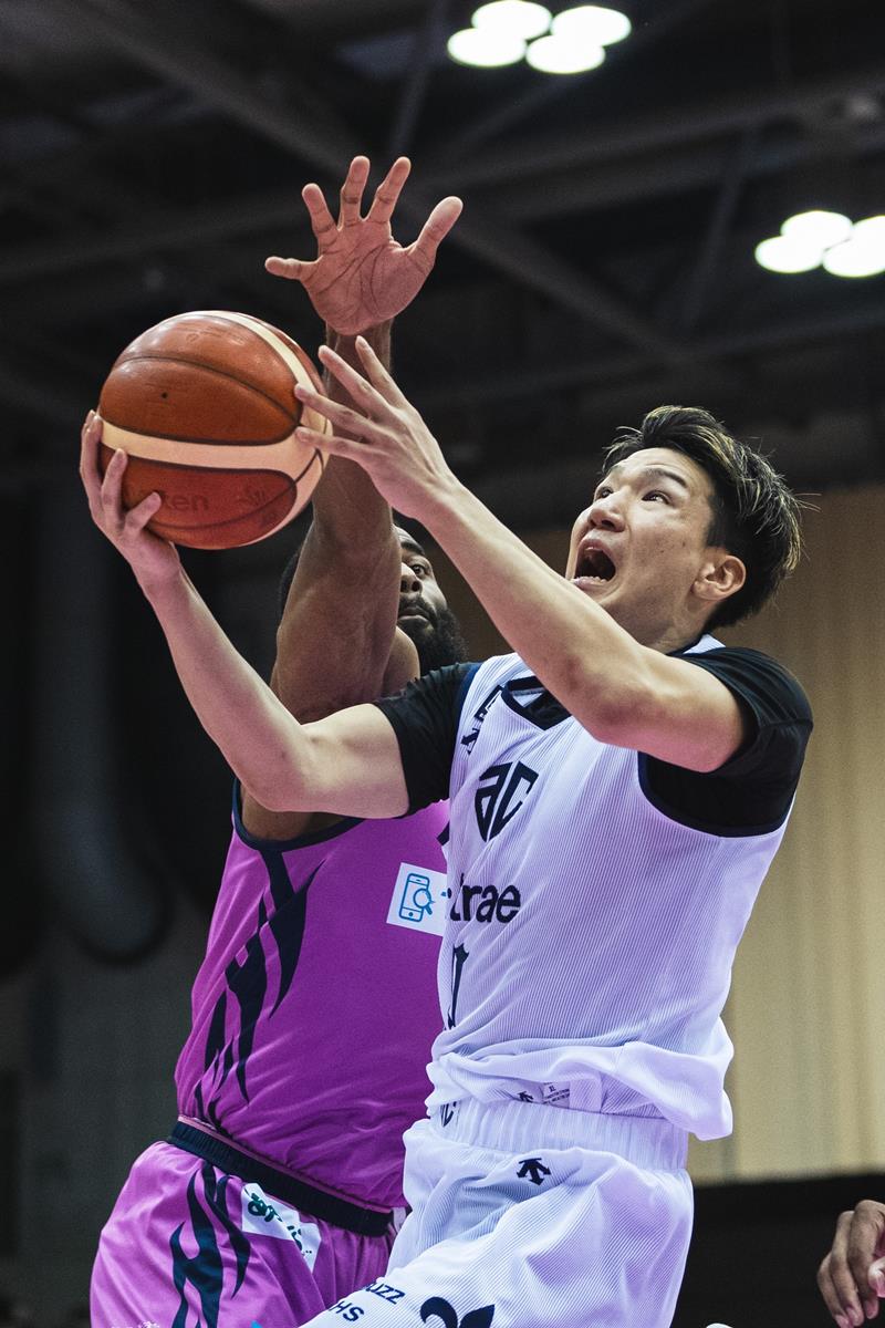 ゴール下に切り込むA千葉の木田(手前)=20日(Bリーグ提供)
