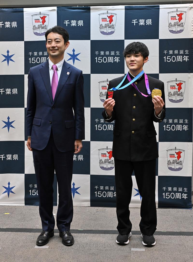 アジア大会などの金メダルを手にパリ五輪内定を熊谷千葉県知事に報告した安楽宙斗選手=22日、県庁