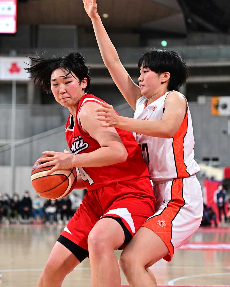 明星学園―千葉経大付 第1クオーター、競り合う千葉経大付の角(左)=東京体育館