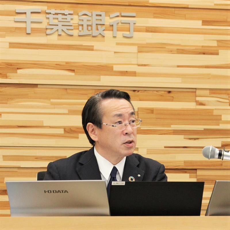 決算発表の記者会見で質問に答える千葉銀行の米本頭取＝１１月９日、千葉市中央区