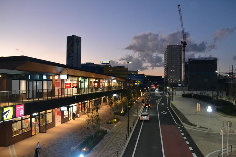 11月に開業した「ららテラス」(左側)。奥に見えるのは建設中の多目的アリーナと高層マンション=12月7日、船橋市