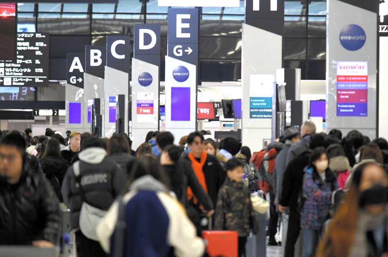 成田空港で水際対策が撤廃されてから初めての年末年始の出国ラッシュ。多くの日本人旅行客や外国人客がターミナルを行き交った=28日午前9時5分ごろ、成田市