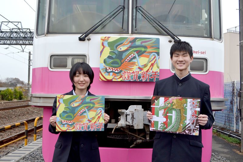 迫力ある「辰」のヘッドマークを描いた鎌ケ谷高の本間さん(左)と加藤さん=新京成電鉄くぬぎ山車両基地