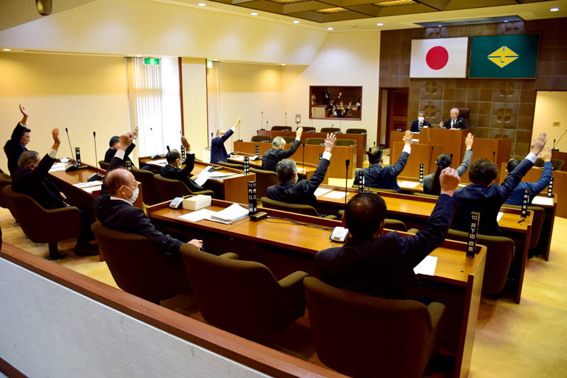全会一致でハラスメント防止条例案を可決した長生村議会＝１１月１６日、同村議会議場