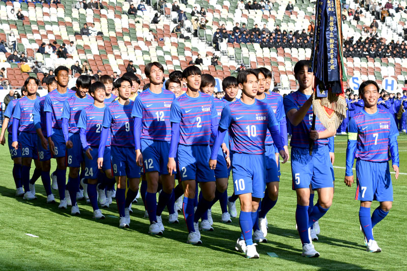 開会式で入場行進する市船橋イレブン=国立競技場