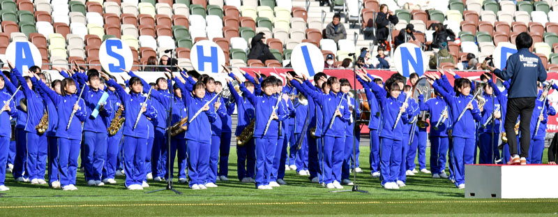 開会式で演奏する習志野高の吹奏楽部