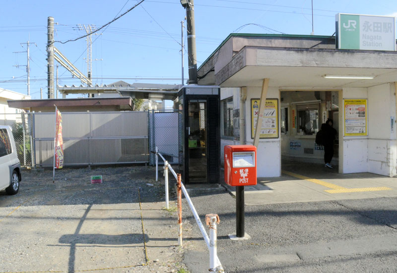 構内トイレ(左奥の建物)が閉鎖されたJR永田駅。現在は有料駐車場となっている隣接地(手前左側)に公衆トイレが設置される見込みとなった=25日、大網白里市