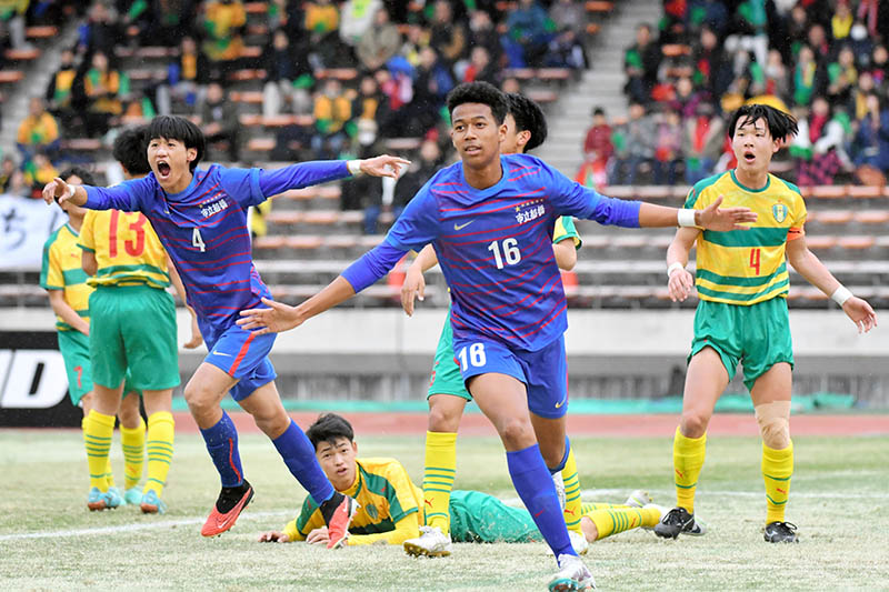 市船橋─星稜 前半36分、勝ち越しのヘディングシュートを決めた市船橋の岡部タリクカナイ颯斗(16)=2日、柏の葉公園総合競技場