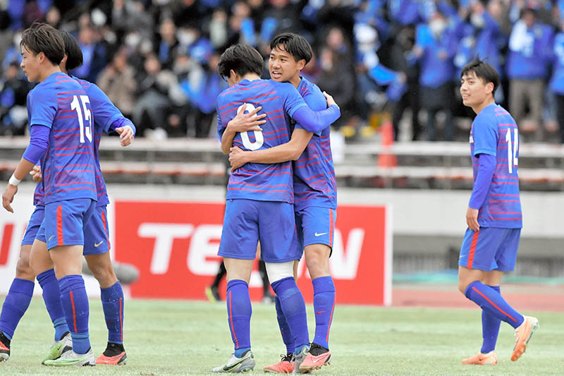 市船橋─星稜 前半18分、先制ゴールを決めてチームメートと喜ぶ市船橋の内川遼(右から2人目)=2日、柏の葉公園総合競技場