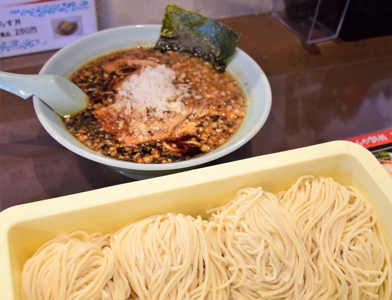 こだわりの麺を使った背脂入り竹岡式らーめん