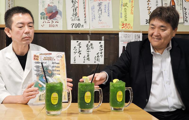 フナバシ屋の小松菜ハイボール。右は発案者の山本専務