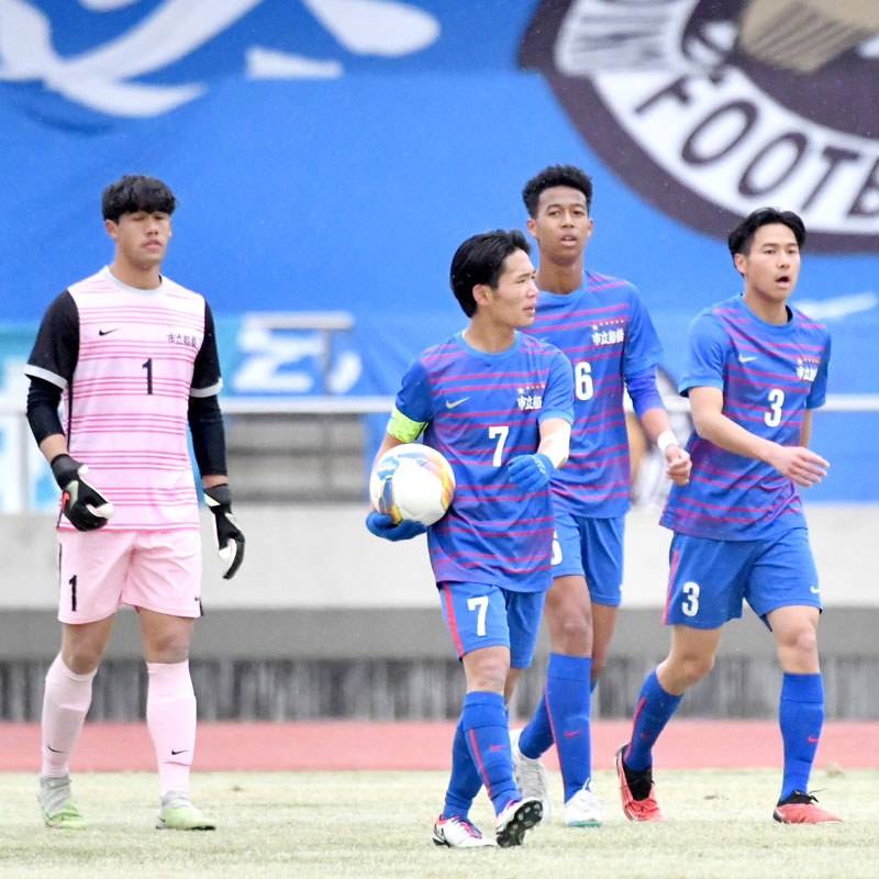前半29分に同点とされた市船橋イレブン。その後、太田主将(7)を中心に星稜ゴールに迫った=2日、柏の葉