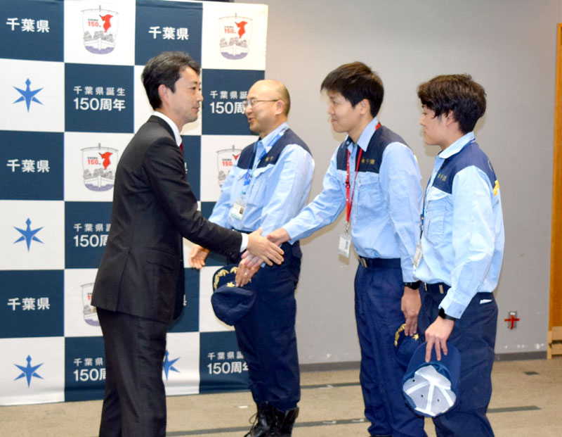 石川県珠洲市への出発を前に、熊谷千葉県知事(左)の激励を受ける県職員3人=4日、県庁