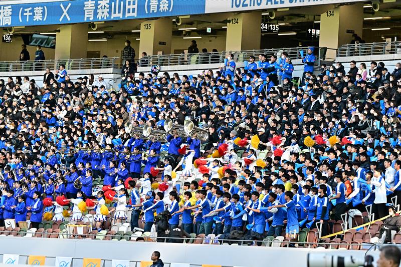 青森山田戦でイレブンに声援を送る市立船橋の生徒=6日、東京・国立競技場