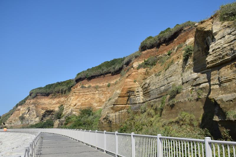 遊歩道から見た屏風ケ浦=銚子市