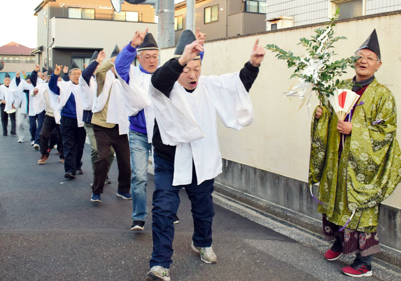 神主役の先導で弥勒踊りを披露する住民