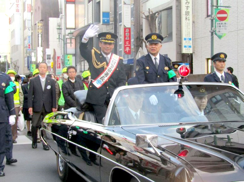 一日警察署長としてパトロールに臨んだ魔裟斗さん(車上左)=柏市(柏署提供)