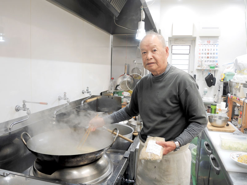 もろみと全粒粉を使った麺の組み合わせが絶妙の「キッコーマンもろみらーめん」を調理する遠藤さん=野田市