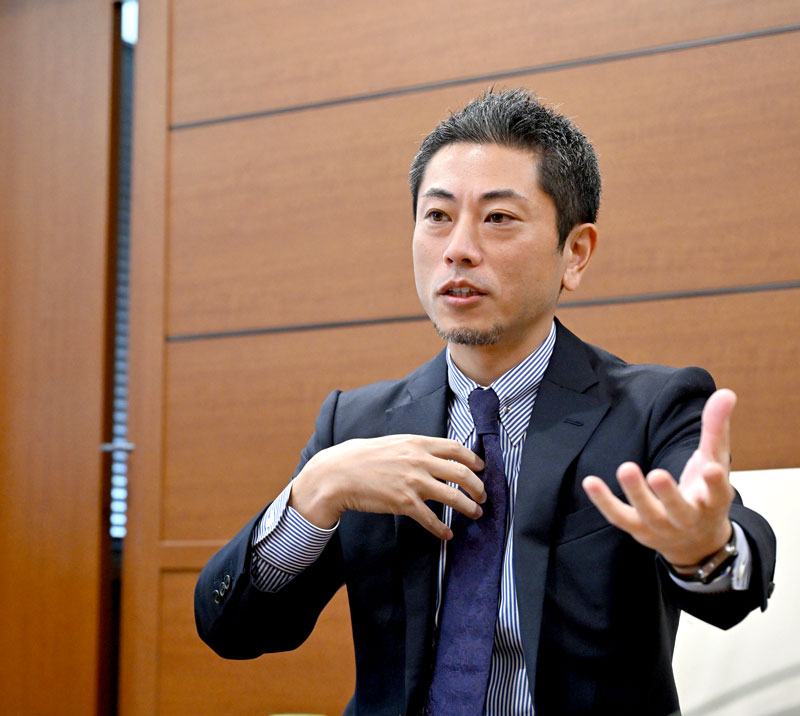 インタビューに答える勝又社長=千葉市中央区