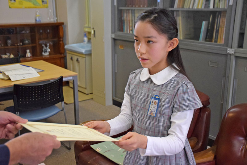 表彰状を受け取る酒井さん=千葉市緑区
