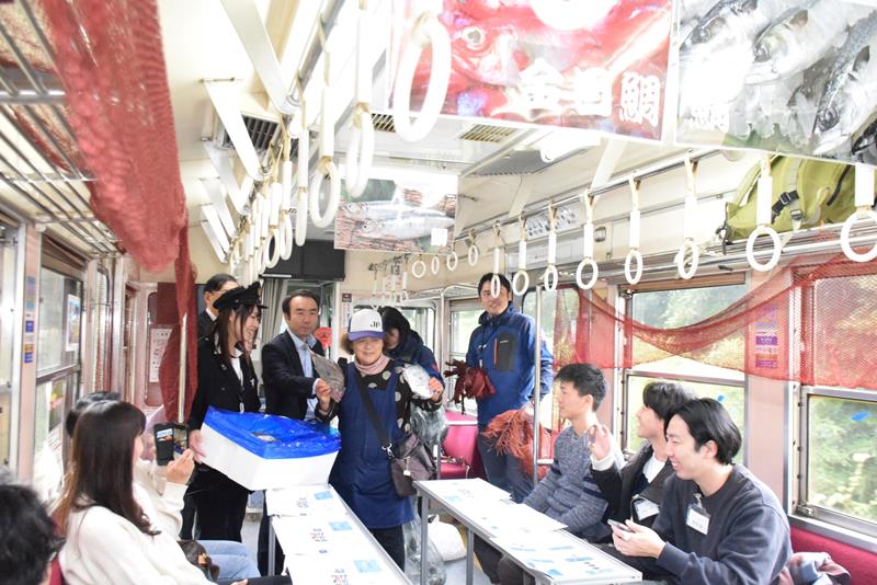 漁網を車両の網棚に飾り、捕れる魚も紹介した「漁網電車」=銚子市