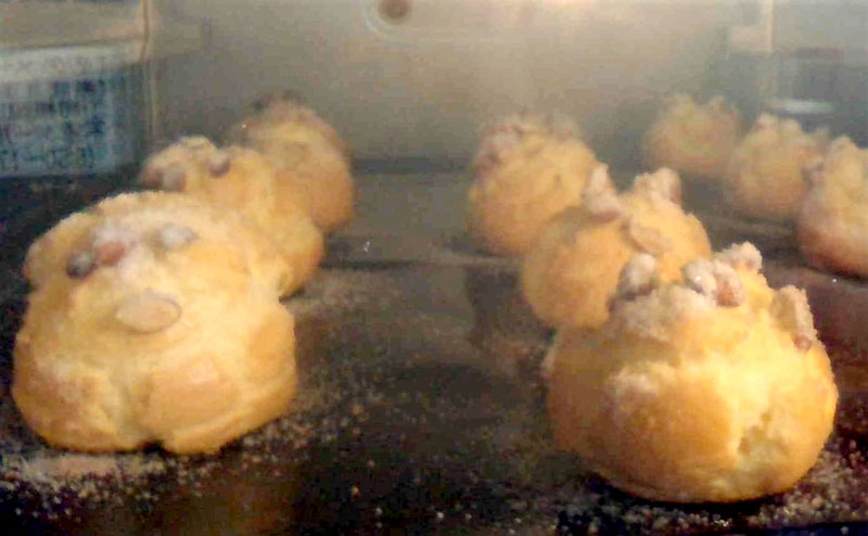 オーブンの中で焼き上がりを待つシュークリーム
