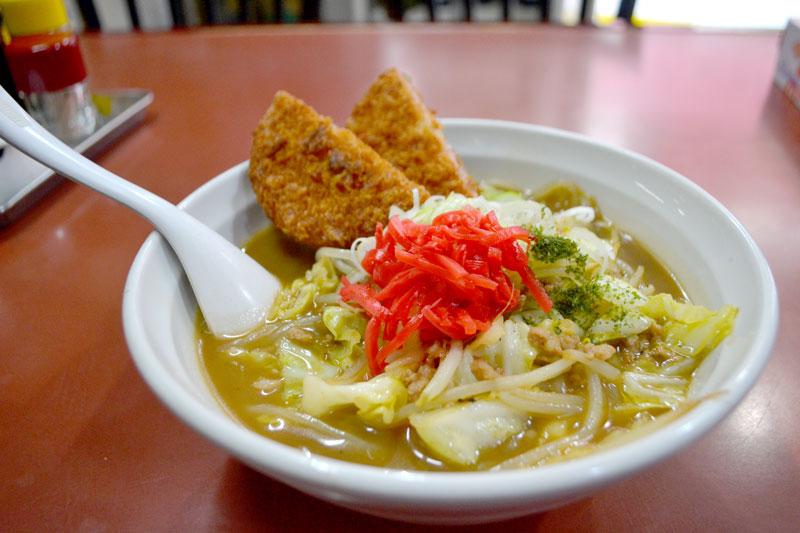 「中華料理 大輦」のソースラーメン(850円)ハムカツ(250円)のせ