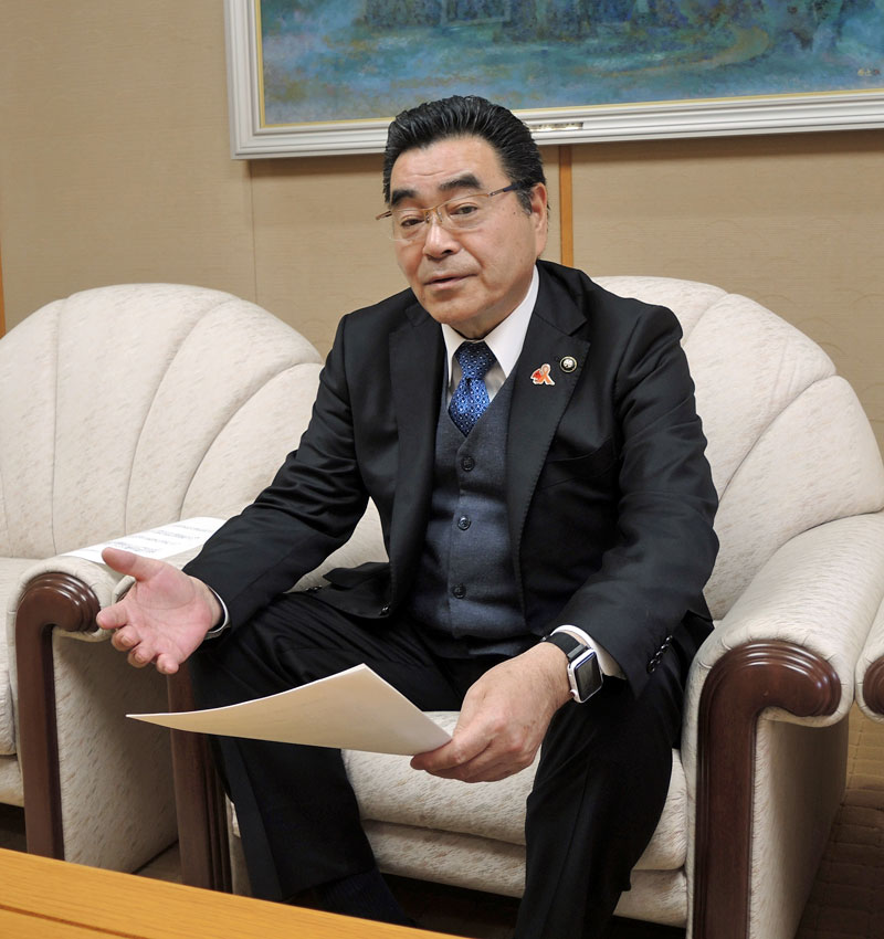 インタビューに答える鈴木市長=野田市役所