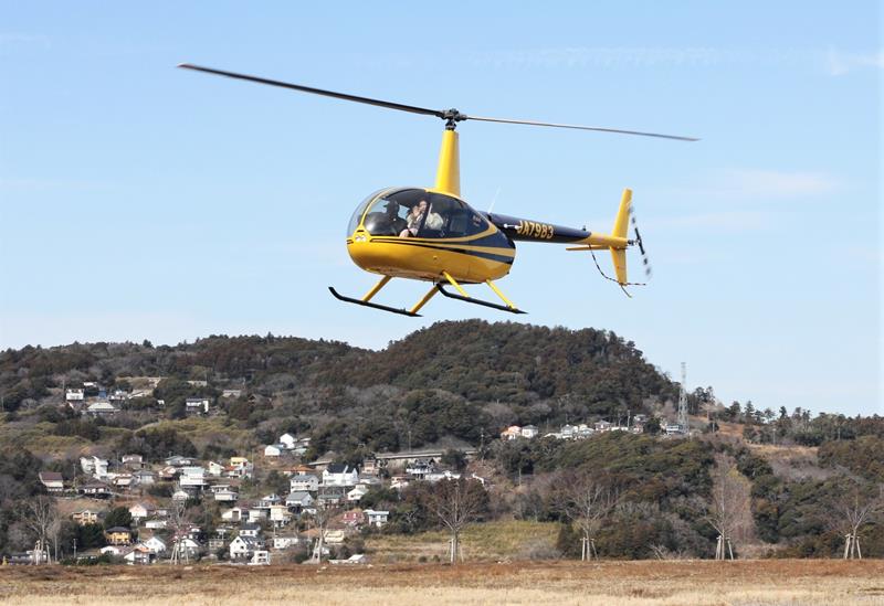 利用客を乗せ、城西国際大学安房キャンパス跡地に着陸するヘリコプター=鴨川市